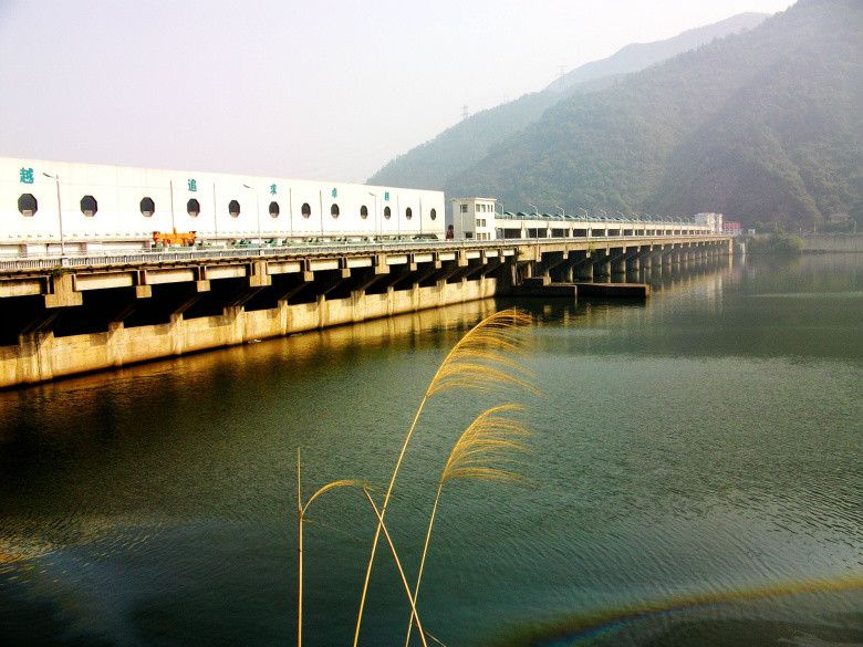 美丽壮观的富春江大坝