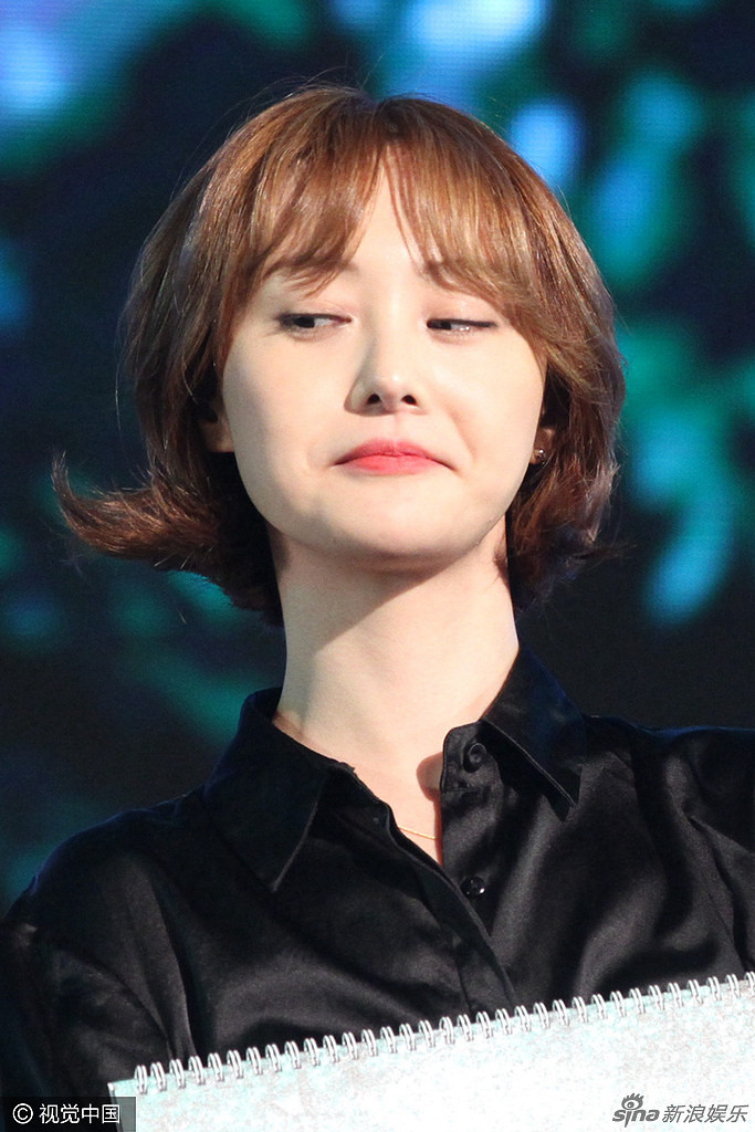 组图:郑爽落座走光 上台变表情帝麻杆腿瞩目