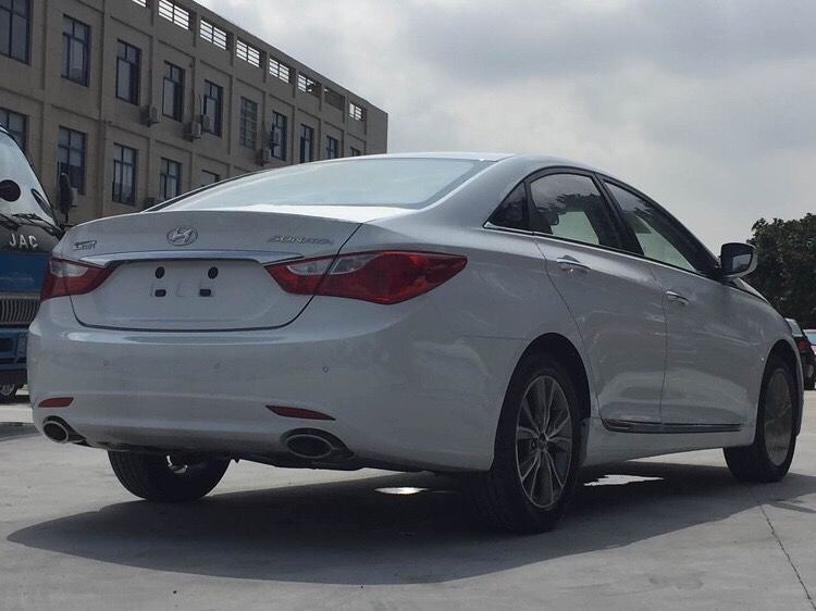 现代索纳塔八2.0索八自动经典 白色