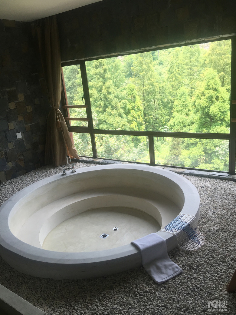         套房自带观景泡澡池