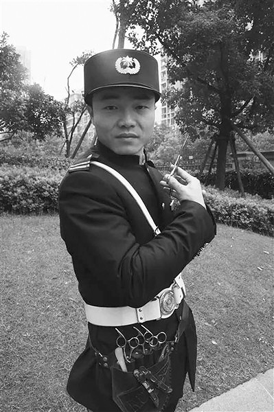 杭州这位小区80后保安 为啥这么受业主喜欢?
