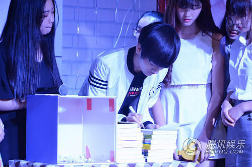 昊成人礼万人庆生 携阿尼三筹建公益图书馆-八