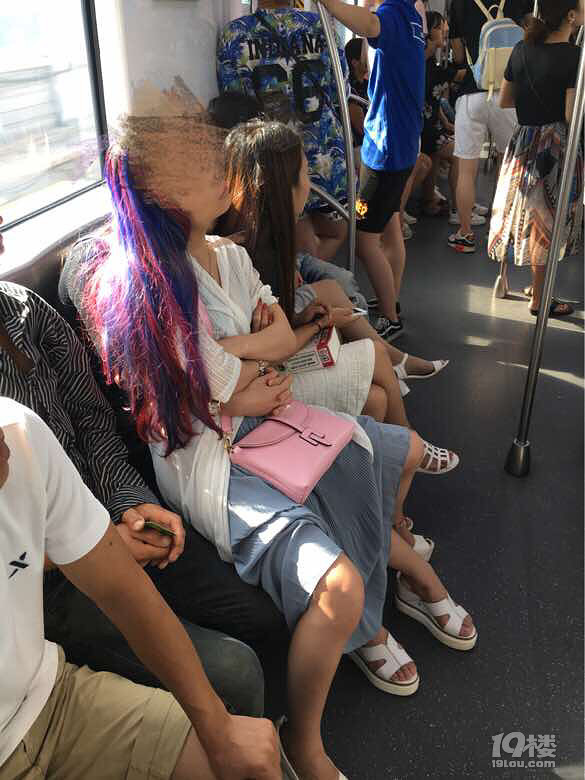 地铁1号线三个女汗纸倒头便睡霸占座位!-我要