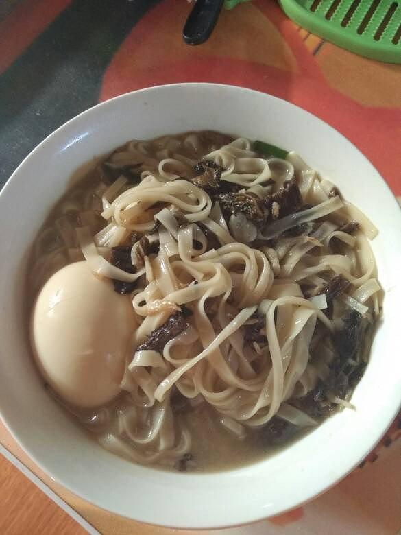 早餐面条加了个茶叶蛋