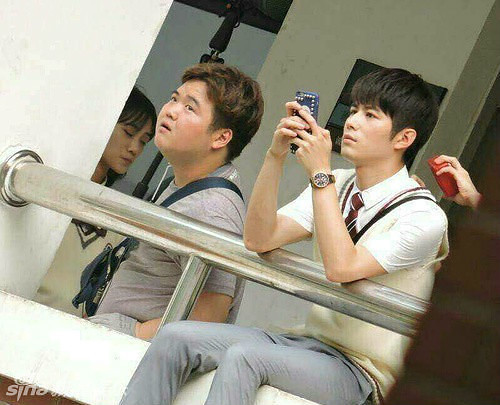 组图:《夏至未至》曝路透照 郑爽白袜制服清新