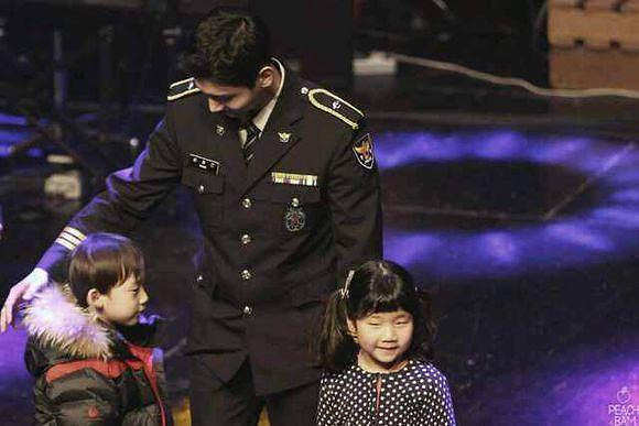 好久不见!当兵的允浩与昌珉同时现身SM公司-八卦绯闻-八卦田-杭州19楼