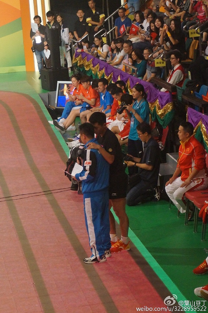 乒乓球队在香港打着打着突然就做了一个动作!你们