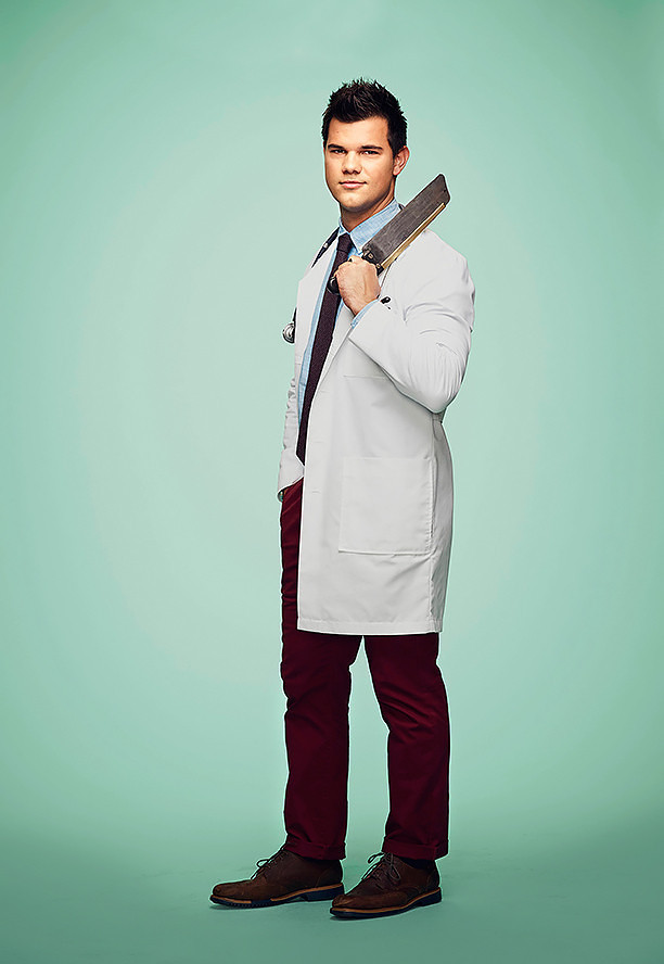 组图:《尖叫皇后》第2季女主美艳 杀手进医院