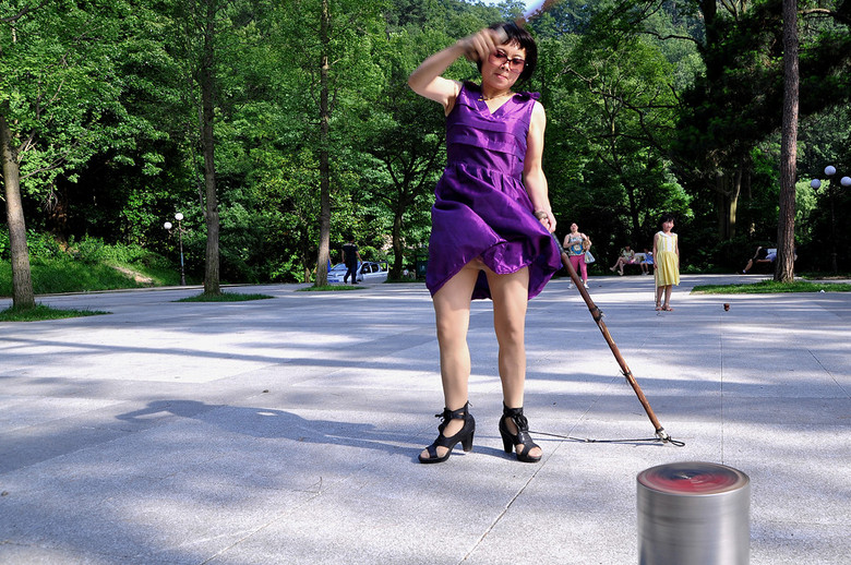 侠女双手执鞭玩大陀螺