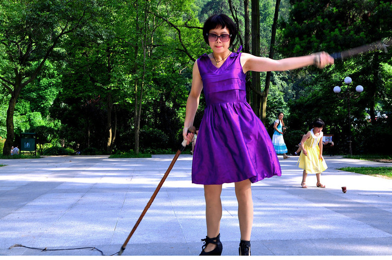 侠女双手执鞭玩大陀螺