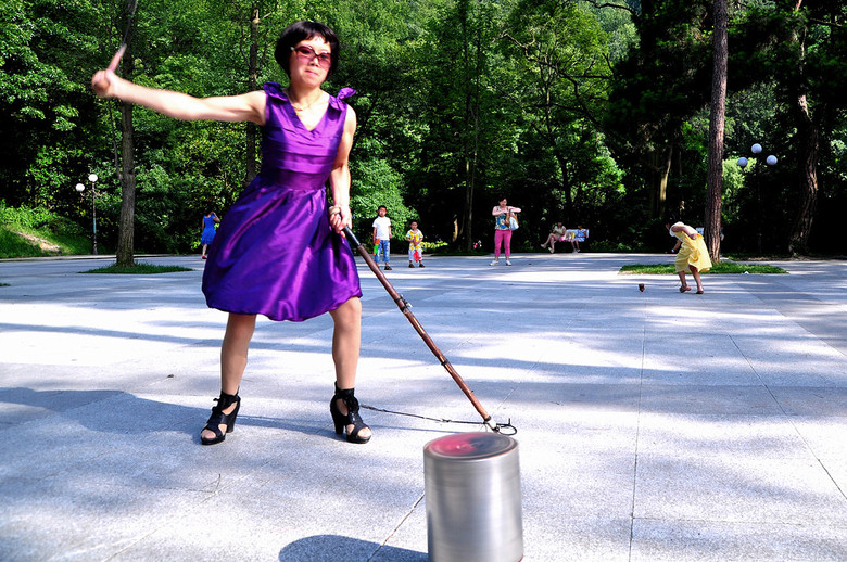 侠女双手执鞭玩大陀螺