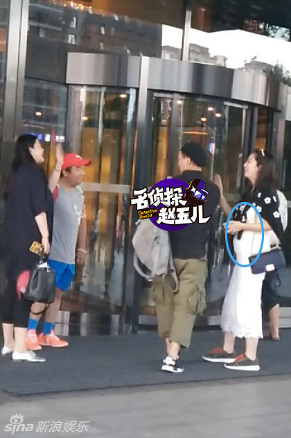 40岁吴樾携太太罕见亮相 大肚明显疑已怀孕5月