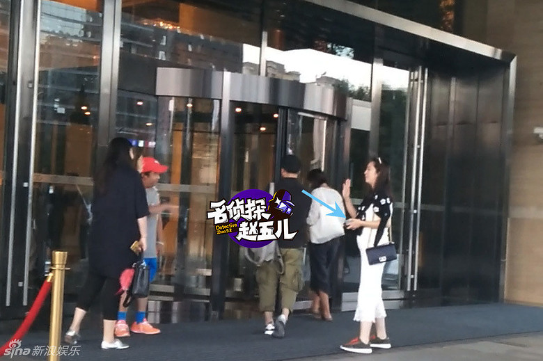 40岁吴樾携太太罕见亮相 大肚明显疑已怀孕5月