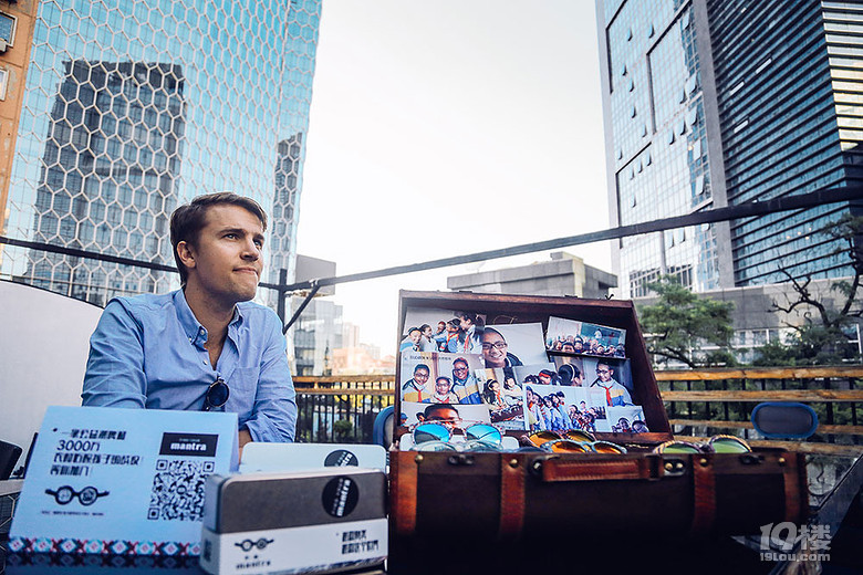 美国帅哥北京摆摊卖墨镜 卖一捐一