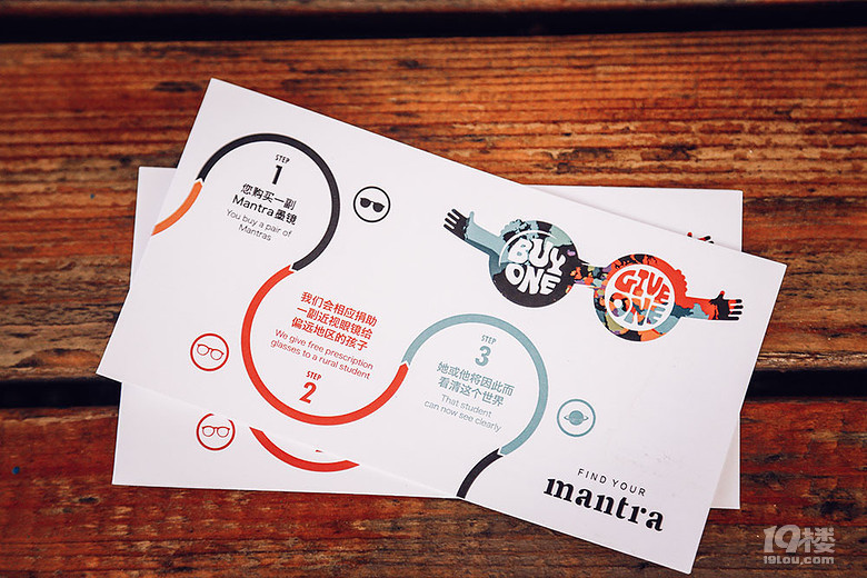 美国帅哥北京摆摊卖墨镜 卖一捐一