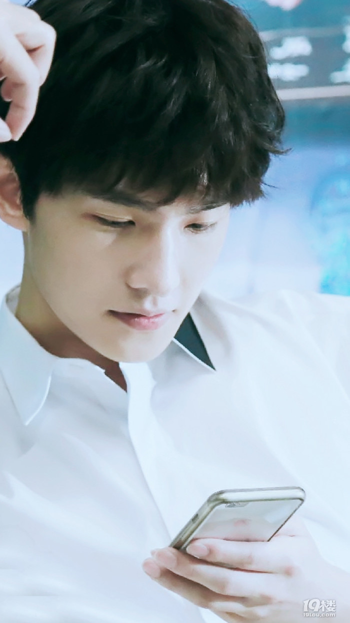 网传肖奈原型曝光 三七分发型抢镜-八卦绯闻-八