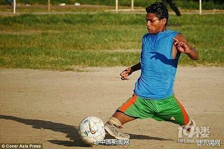 大腿以下截肢 22岁小伙学会用残肢快乐踢足球