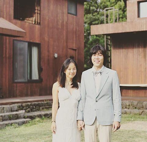 幸福满溢!女神李孝利结婚三周年纪念照公开