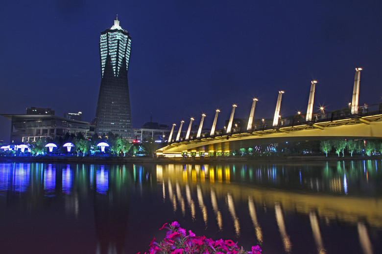 夜幕下的杭州西湖文化广场运河景色