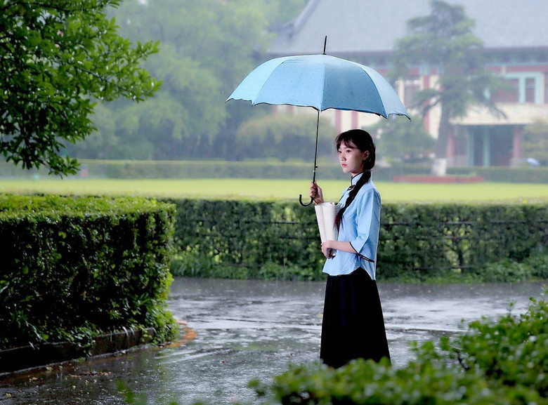 民国女:她在雨中等你