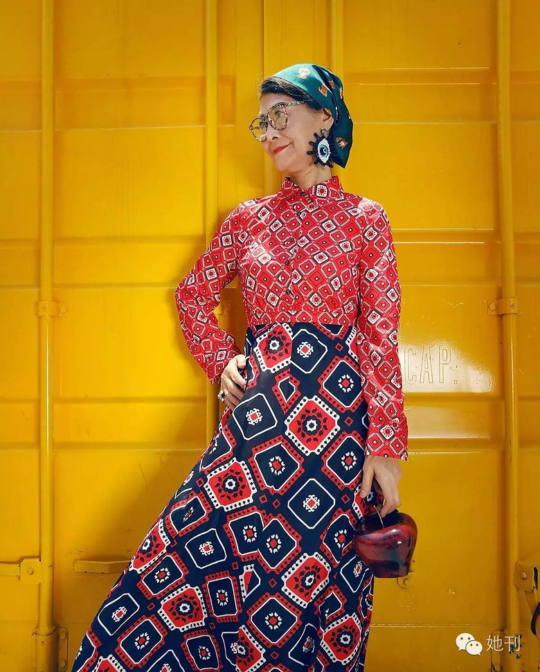 73岁的中国老奶奶穿旗袍,走西藏,骑哈雷,美丽的人生从来与年