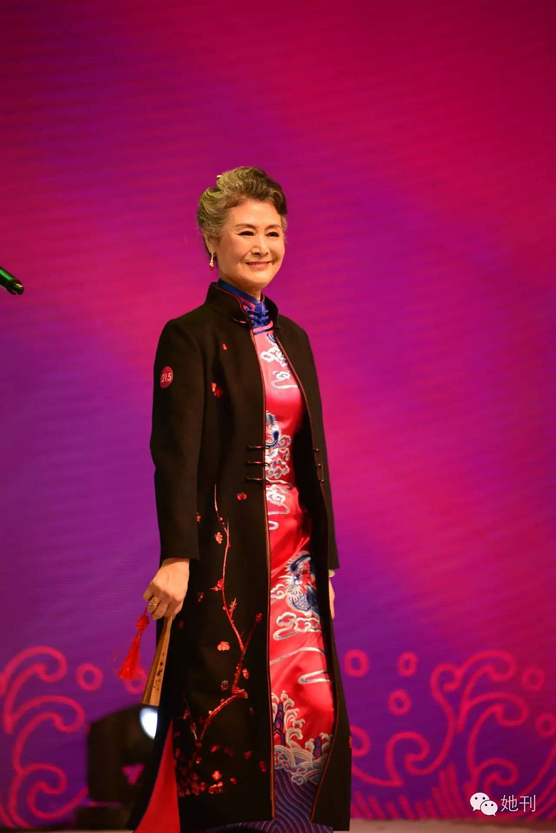 73岁的中国老奶奶穿旗袍,走西藏,骑哈雷,美丽的人生从来与年