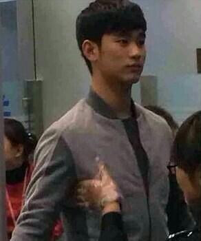 当男星过安检时,金秀贤被摸胸鹿晗一脸呆萌!-八