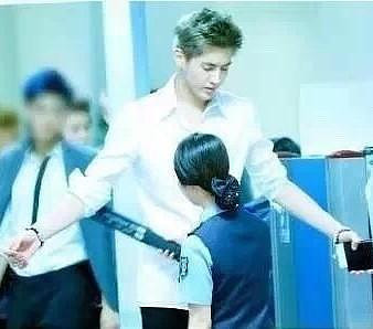 当男星过安检时,金秀贤被摸胸鹿晗一脸呆萌!-八