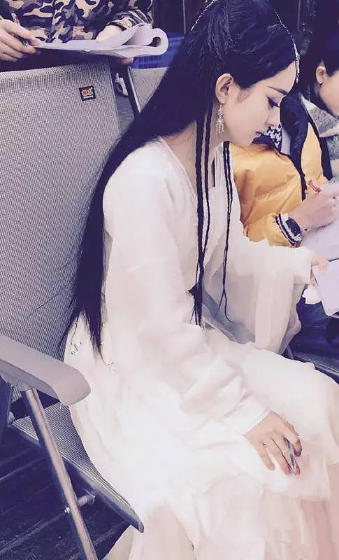 前一秒还在"碧瑶坐"撩李易峰,后一秒就和陈伟霆床咚,除了她还