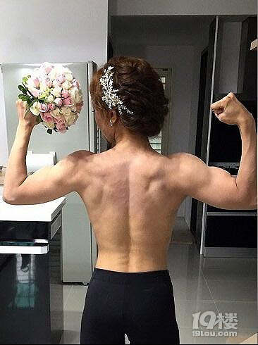 新娘穿婚纱拉单杠走红 自称肌肉美魔女-19楼早