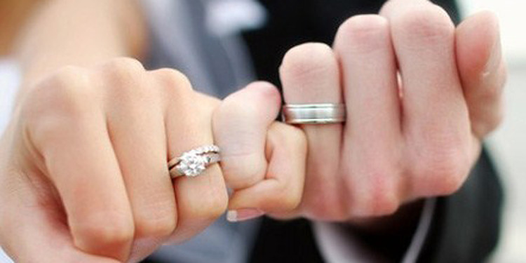 结婚以后戒指戴在哪个手指(结婚以后戒指戴在哪个手指上好)