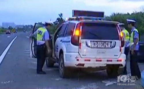 孕妇搭摩的出门 司机故意走错路 对她做出这样