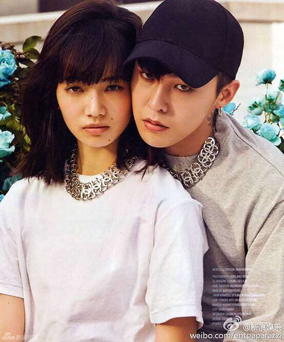 权志龙小号被黑疑似二人在床上十指紧扣的照片合影抚背十分亲密