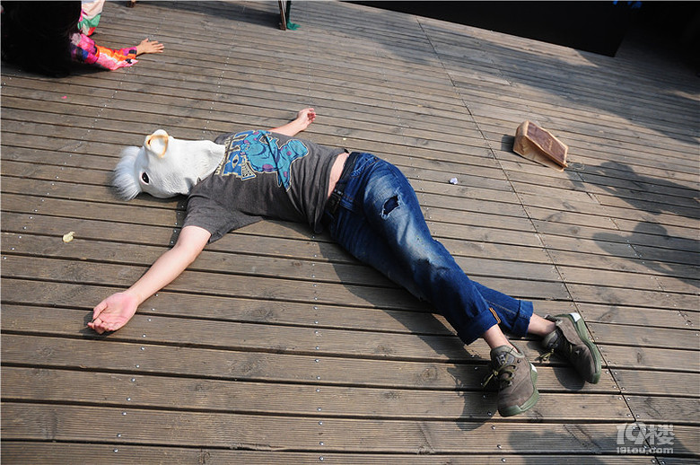 杭州大学新生举行奇葩装死大赛