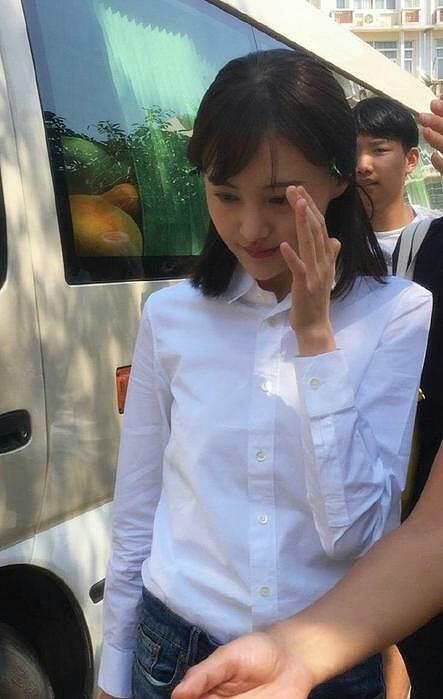 郑爽胖了!最新路照身穿白衬衫依然一概不了优雅气质!
