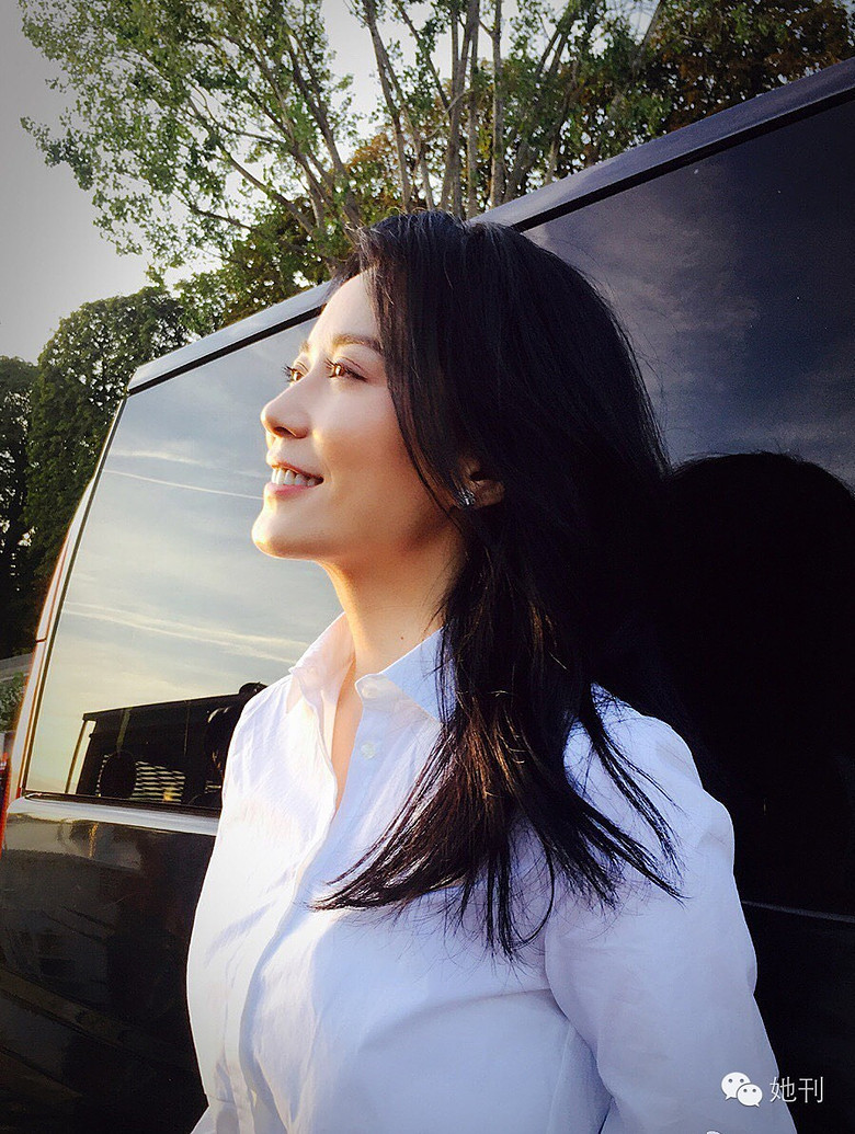 45岁的杭州美女俞飞鸿,就穿一件白衫惊艳了米兰时装周