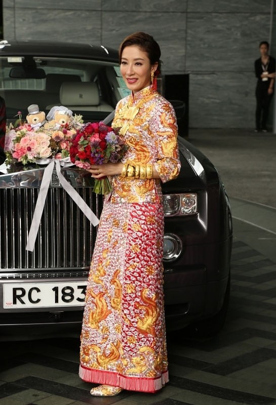 也是听取了好姐妹的建议,杨怡最后选择了中式嫁衣品牌"褂皇"裙褂出嫁