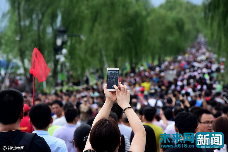国庆第三日,杭州西湖景区游客量依旧爆表