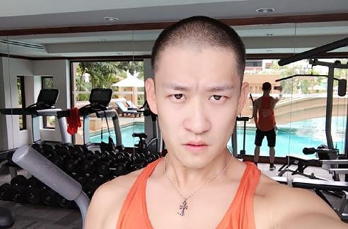 曹云金不仅跑去柬埔寨健身,还秀露点照