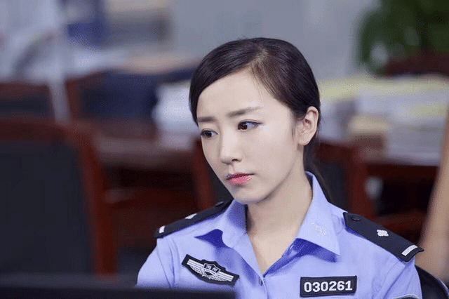 隋欣燃《凝视黑夜》曝剧照 演绎青春阳光女警花