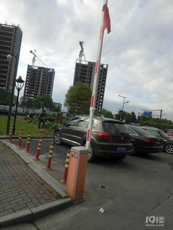 珊瑚沙家园物业公司强行锁别人车-我要爆料-我