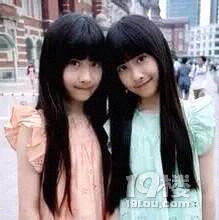 32岁妈妈生了三胞胎,其中俩长的一模一样-其他