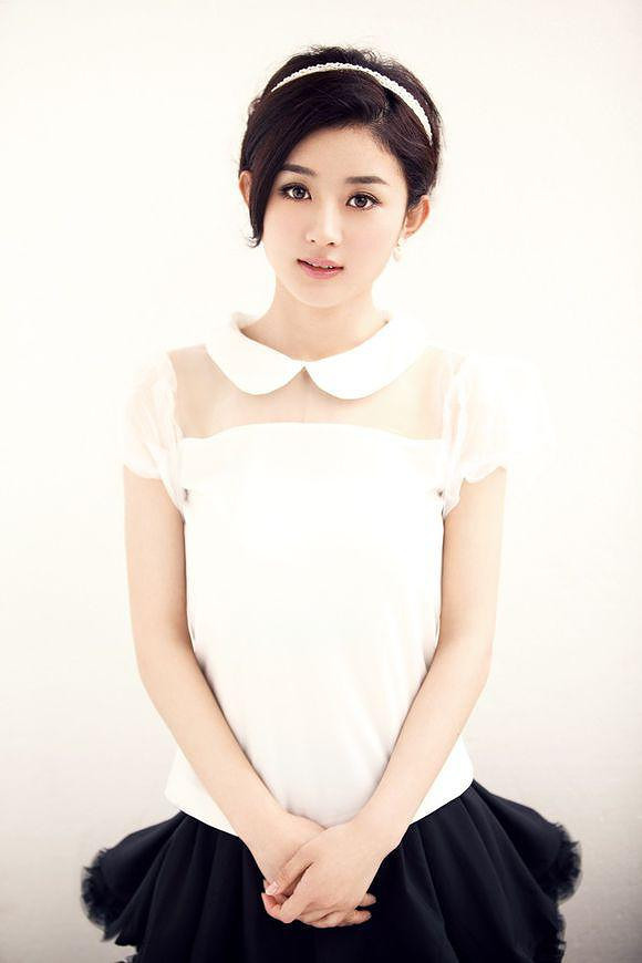 赵丽颖 有着一张可爱的娃娃脸,长相甜美,虽算不上倾国倾城的大美女但