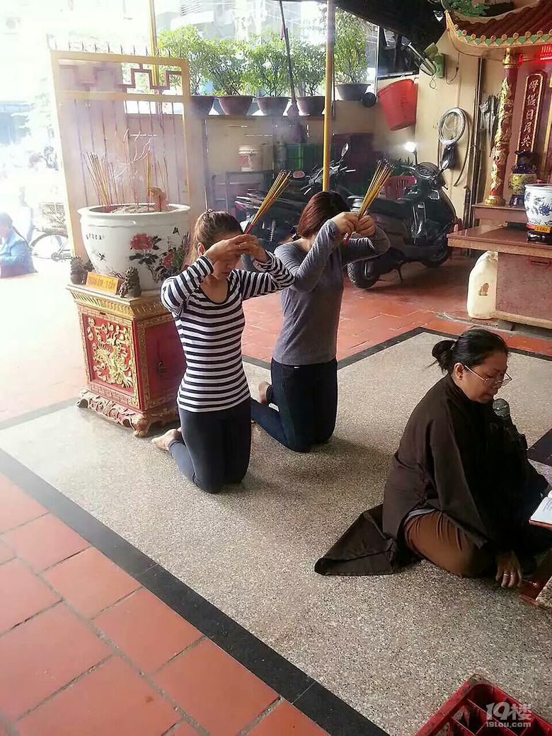 越南求神拜佛跟中国一样