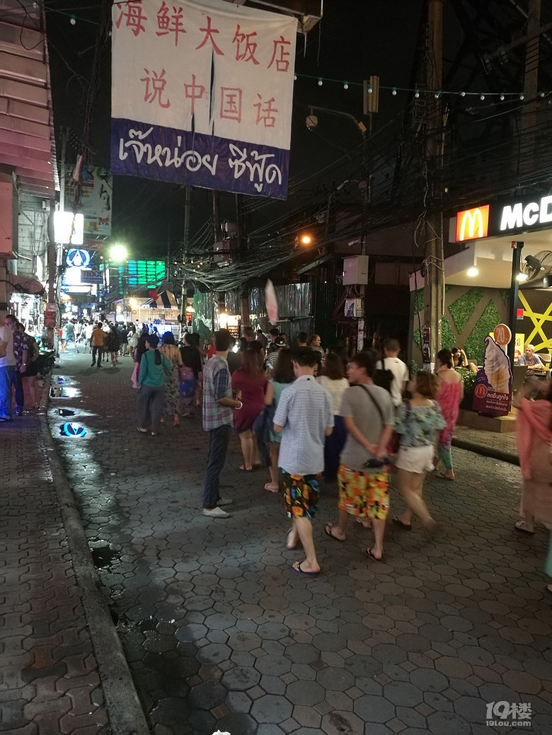 獨(dú)闖泰國紅燈區(qū)，遭遇黑幫，從六千米高空跳下，歡樂開8中
