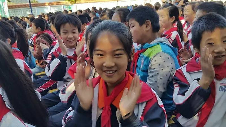 谷城县南河镇三星希望小学孩子们露出笑脸