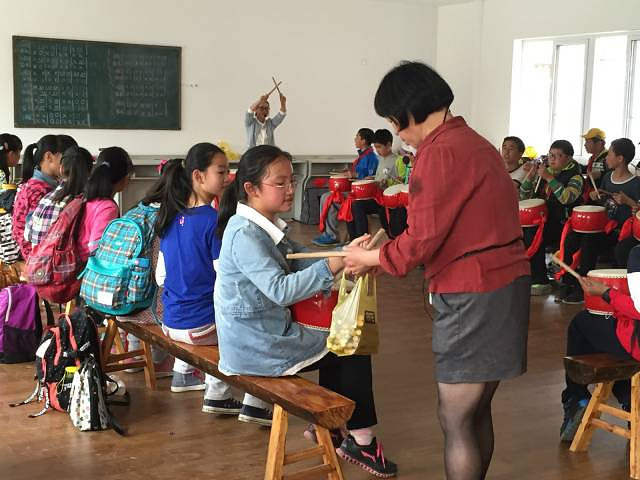 产队民俗游:割稻挖果做团子,舞狮野炊打堂鼓_