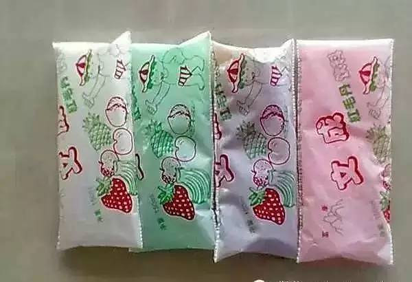 那一年 五毛钱一袋儿的冰水儿 一时间风靡了整个夏天 人手一袋儿那酸