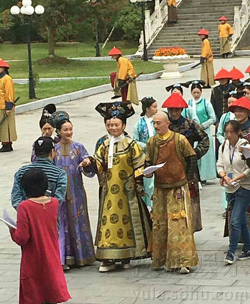 《如懿传》曝现场照 霍建华周迅邬君梅心情甚