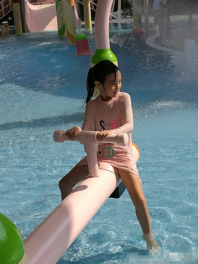 夏克立晒女儿泳池戏水照 夏天变成非洲公主啦